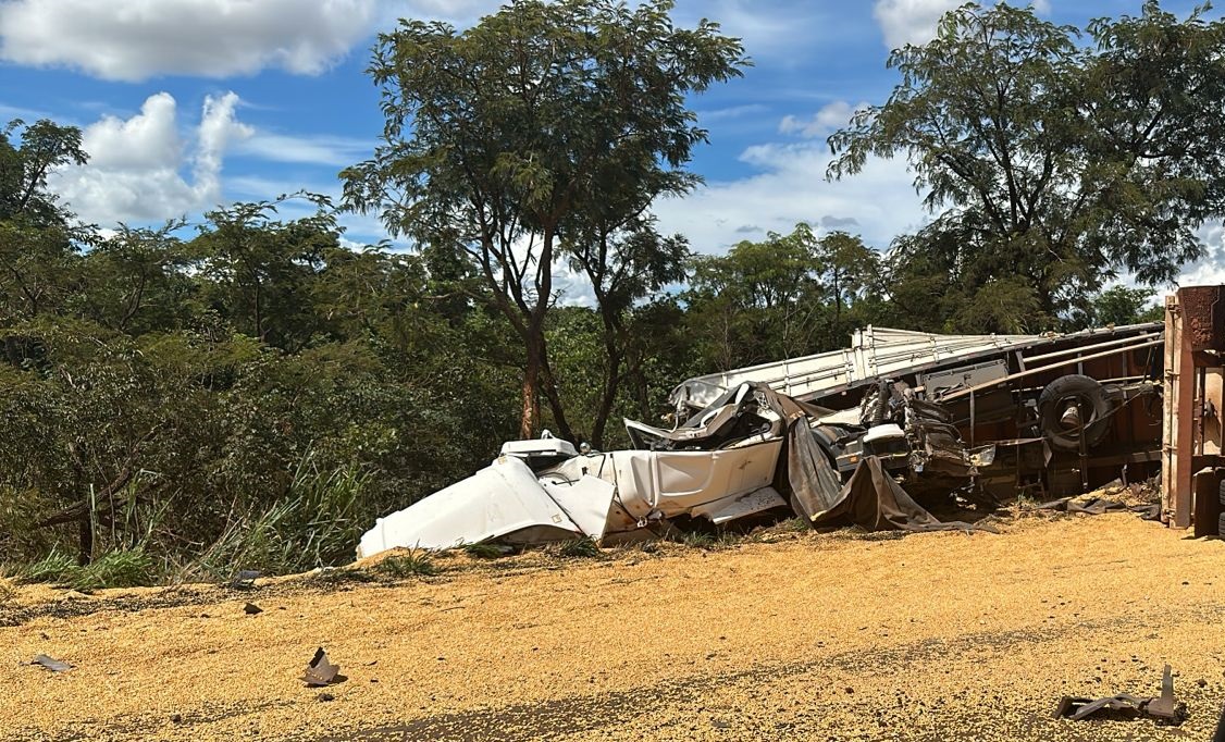 Um dos motoristas morreu preso nas ferragens - Foto: WhatsApp/Jornal da Nova